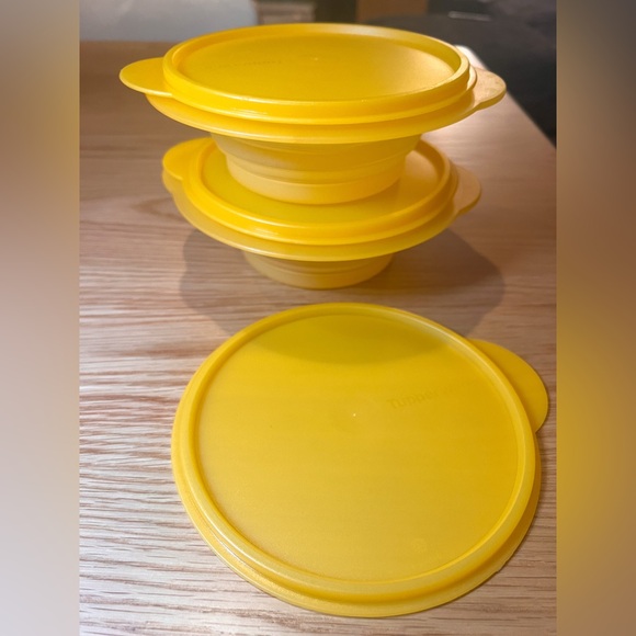 Tupperware Collapsible Bowl Set Of 2 Yellow 5452-A1 5452A-7 3 Cup/700ml. 3 Lids - Picture 2 of 5